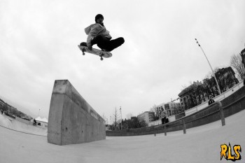 Gitan Tuck Knee - skateboard photo contest Wallplay